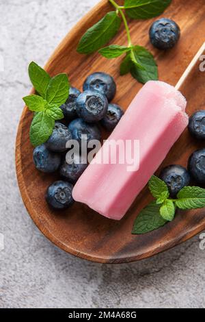 Eislippesikel aus frischen Bio-Heidelbeeren. Sommerliche Süßigkeiten und Desserts. Vegane Küche. Stockfoto