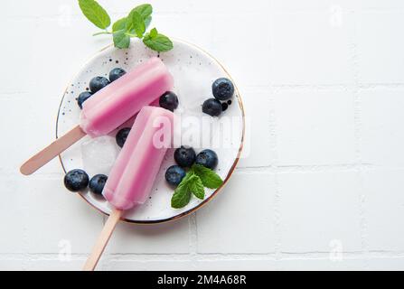 Eislippesikel aus frischen Bio-Heidelbeeren. Sommerliche Süßigkeiten und Desserts. Vegane Küche. Stockfoto