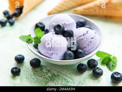 Hausgemachtes Heidelbeer-Eis mit frischen Heidelbeeren. Süßes Beerendessert im Sommer. Stockfoto