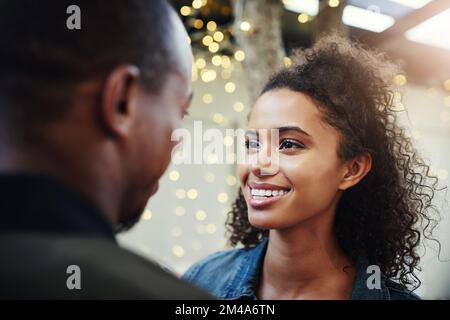 Ich verirre mich in seinen Augen. Ein glückliches junges Paar auf einem Date. Stockfoto