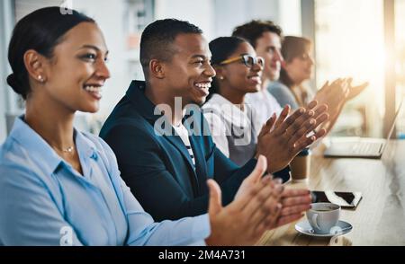 Sie haben viel von dieser Konferenz bekommen. Eine Gruppe junger Geschäftsleute applaudiert während eines Seminars im Konferenzraum. Stockfoto