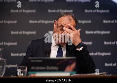 PA REVIEW OF THE YEAR 2022 File photo dated 04/08/22 - Governor of the Bank of England, Andrew Bailey, anlässlich der Pressekonferenz des Finanzstabilitätsberichts der Bank of England bei der Bank of England, London. Ausgabedatum: Dienstag, 20. Dezember 2022. Stockfoto