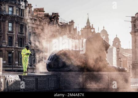 DURCHSICHT DES JAHRES 2022 Aktenfoto vom 17.01/22 - The Lions get a clean inTrafalgar Square in London. Ausgabedatum: Dienstag, 20. Dezember 2022. Stockfoto