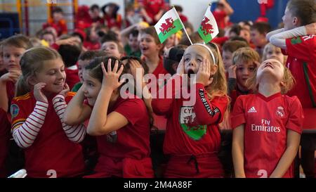 PA REVIEW OF THE YEAR 2022 File photo dated 25/11/22 - School children at Rhiwbeina Primary School, Cardiff, sehen Sie sich das FIFA World Cup Group B Match zwischen Wales und Iran an. Ausgabedatum: Dienstag, 20. Dezember 2022. Stockfoto