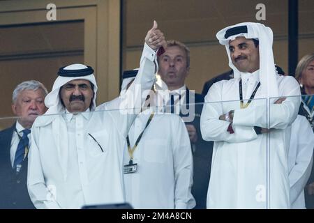 Lusail, Katar. 18.. Dezember 2022. Fußball: Weltmeisterschaft, Argentinien - Frankreich, Schlussrunde, Finale, Lusail Stadium, Der ehemalige Emir von Katar, Emir Scheich Hamad bin Khalifa Al Thani und der Emir von Katar Scheich Tamim bin Hamad Al Thani stehen vor dem Spiel auf der Tribüne. Kredit: Tom Weller/dpa/Alamy Live News Stockfoto