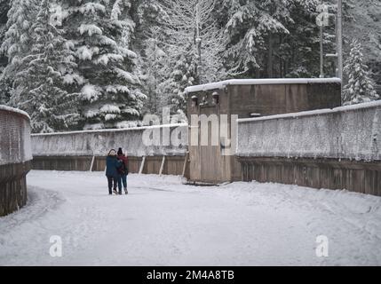 Verschneite Winterlandschaft im Capilano River Regional Park in der Nähe des Cleveland Dam in North Vancouver, British Columbia, Kanada Stockfoto