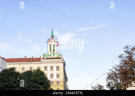 Belarus, Minsk - 12. september 2022: Turm des Gebäudes BNTU in blauem Himmel Stockfoto