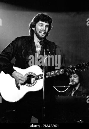 Eddie Rabbit tritt im Mai 1982 in der TV-Show „Solid Gold“ in den KTLA Studios in Hollywood, CA auf. Kredit: Ron Wolfson / MediaPunch Stockfoto