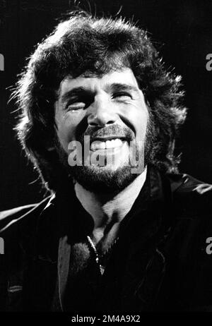 Eddie Rabbit tritt im Mai 1982 in der TV-Show „Solid Gold“ in den KTLA Studios in Hollywood, CA auf. Kredit: Ron Wolfson / MediaPunch Stockfoto