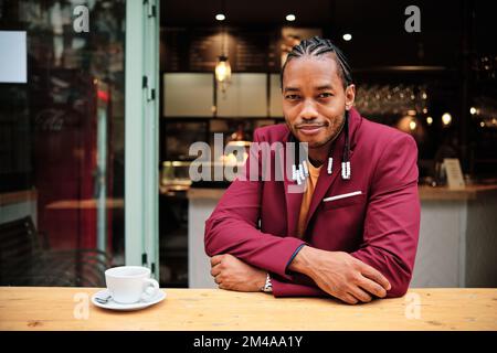 Porträt eines stilvollen afrikaners, der in einer Cafeteria sitzt Stockfoto