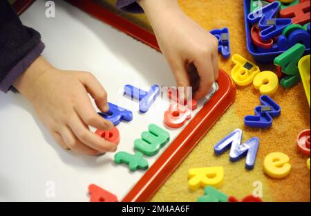 Ablage Foto vom 08.02/12 eines Grundschülers bei der Arbeit in einem Klassenzimmer. Eltern mit Universalkrediten (UC), die arbeiten oder ihre Arbeitszeit erhöhen wollen, werden "gefangen gehalten wegen der hohen Kosten der Kinderbetreuung", warnten die Abgeordneten. Die Unterstützung der Kinderbetreuungskosten durch die Leistungen reicht nur aus, um Teilzeitstunden zu decken, und hindert Eltern daran, länger zu arbeiten, so ein Bericht des Ausschusses für Arbeit und Renten. Ausgabedatum: Dienstag, 20. Dezember 2022. Stockfoto