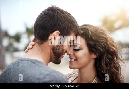 Es gibt so viele Gründe, warum Ich liebe dich. Ein junges Paar, das einen romantischen Tag am Strand verbringt. Stockfoto