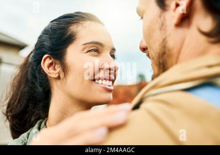 Jeder Tag mit dir bereitet meiner Seele große Freude. Ein liebevolles junges Paar draußen. Stockfoto