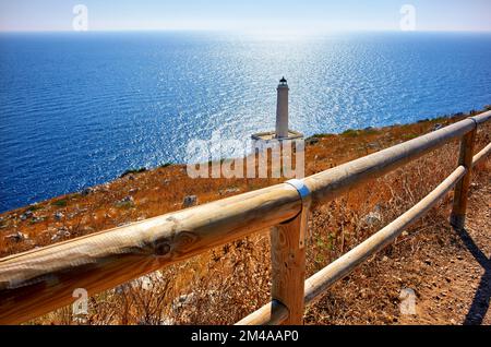 Apulien Apulien Italien. Der Leuchtturm am Kap Palascia (Capo d'Otranto). Der östlichste Punkt Italiens Stockfoto