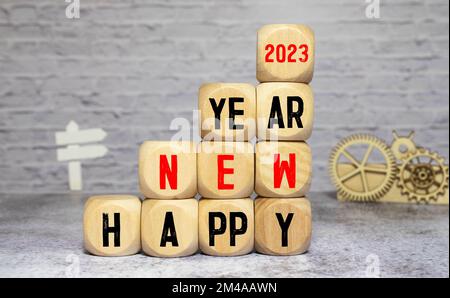 Miniature People Worker Team Nummer 2023 Auf Holzblock Erstellen, Happy New Year Concept. Stockfoto