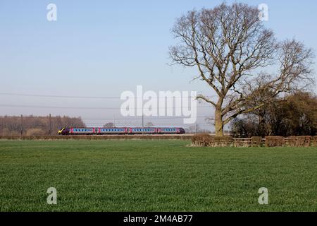 Arriva Crosscountry fährt auf dem Land auf der elektrifizierten Hauptlinie der Ostküste den Diesel der Klasse 221 Bombardier voyager Stockfoto