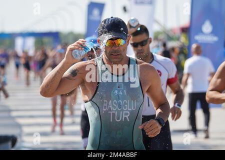 ISTANBUL, TURKIYE - 02. JULI 2022: Undefinierter Athlet, der während des Maltepe Water Sports Festival in der Laufkomponente des Aquathlon antritt Stockfoto