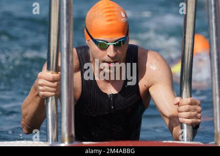 ISTANBUL, TURKIYE - 02. JULI 2022: Undefinierter Athlet, der während des Maltepe Water Sports Festival in der Schwimmkomponente des Aquathlons teilnimmt Stockfoto