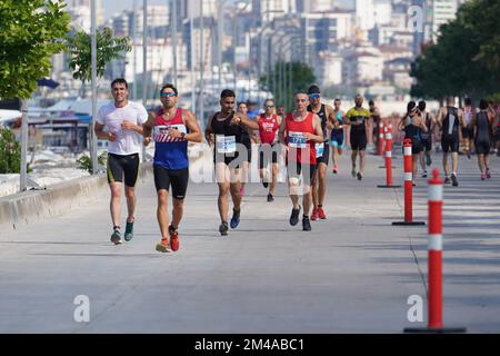 ISTANBUL, TURKIYE - 02. JULI 2022: Athleten, die während des Maltepe Water Sports Festivals in der Laufkomponente des Aquathlons gegeneinander antreten Stockfoto