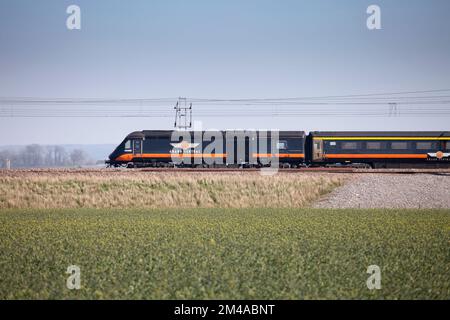 Arriva Grand Central Hochgeschwindigkeitszug ( Intercity 125 ), der an Northallerton auf der Hauptlinie der Ostküste mit dem Triebwagen 43468 vorbeifährt Stockfoto