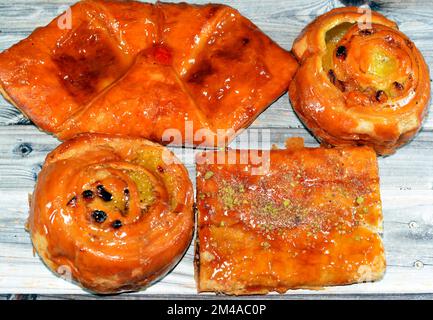 Hintergrund: Apfelkuchen gefüllt mit cremigem Apfel, Zimt und Honigsirup mit Zimtduft, gesüßt mit Honig und Rosinen und gefüllt Stockfoto