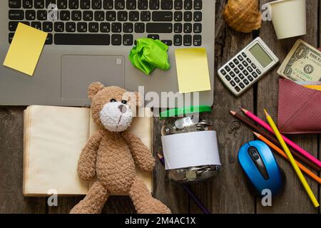 Unordentliche Arbeit an Schreibtischbleistiften und Geldpapieren Stockfoto