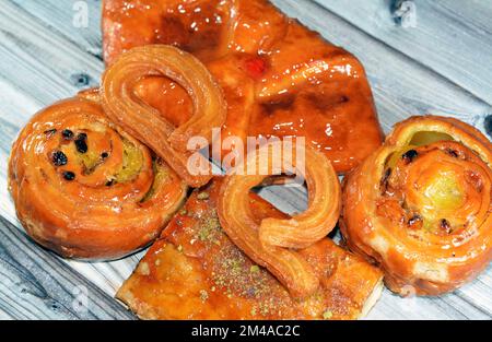Türkisches Churros Calka Tatlisi rundes Dessert, Apfelkuchen, Zimtbrötchen gesüßt mit Honig und Rosinen und gefüllt mit Vanillesahne und Stockfoto