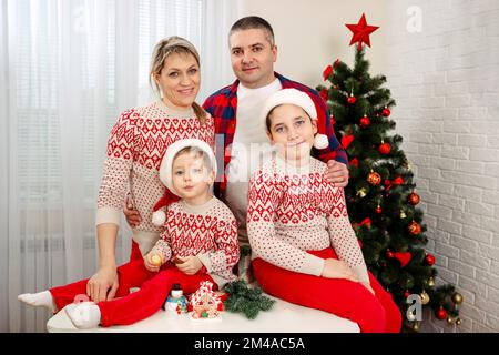 Die Familie backt Weihnachtskekse. Neujahrsfeier Traditionen. Stockfoto