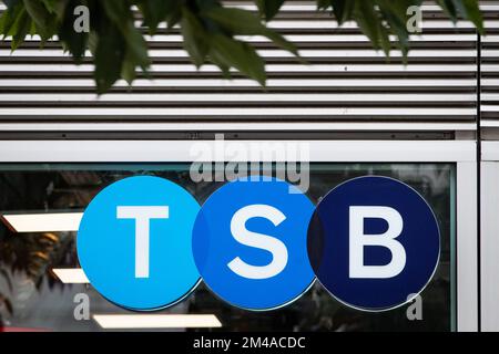 Aktenfoto vom 30. Oktober 09/2020 des TSB-Bankzeichens. Der Hhgh Street Lender TSB Bank wurde eine Geldstrafe von £48,7 Millionen US-Dollar auferlegt, weil sie 2018 aufgrund eines IT-Upgrades nicht mehr auf Bankdienstleistungen zugreifen konnte, so die Financial Conduct Authority. Ausgabedatum: Dienstag, 20. Dezember 2022. Stockfoto