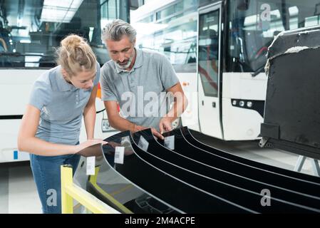 Ingenieur, der an einem Bus arbeitet Stockfoto