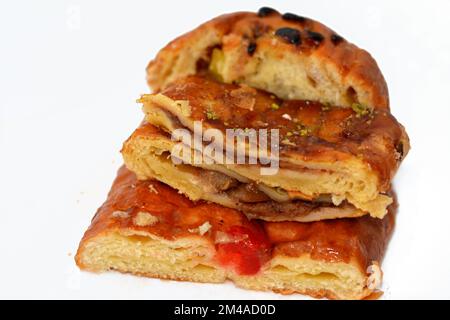 Hintergrund: Apfelkuchen gefüllt mit cremigem Apfel, Zimt und Honigsirup mit Zimtduft, gesüßt mit Honig und Rosinen und gefüllt Stockfoto