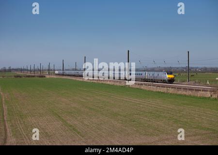 East Coast Intercity 225 entlang des vierspurigen Abschnitts der Ostküste nördlich von York, vorbei an Newsham Stockfoto