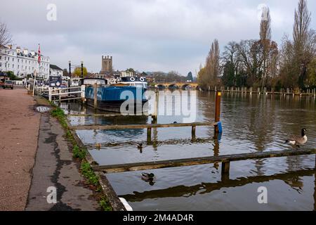 Boote am Fluss in Henley-on-Thames Berkshire, England, Großbritannien Stockfoto