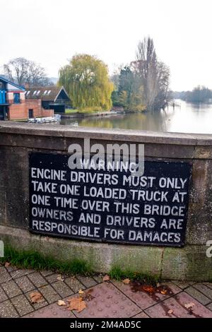 Schrulliges Warnschild auf der Brücke über den Fluss bei Henley-on-Thames Berkshire , England , UK Stockfoto