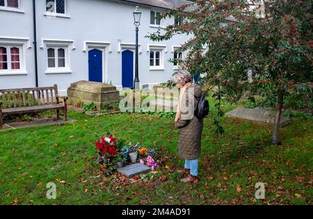 Touristen, die das Grab des Sängers Dusty Springfield (1939-1999) Henley-on-Thames Berkshire , England , Vereinigtes Königreich betrachten Stockfoto