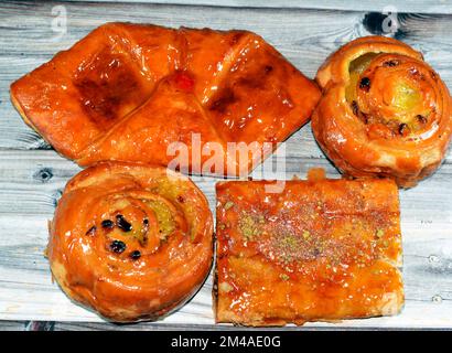 Hintergrund: Apfelkuchen gefüllt mit cremigem Apfel, Zimt und Honigsirup mit Zimtduft, gesüßt mit Honig und Rosinen und gefüllt Stockfoto