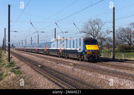 East Coast Intercity 225 entlang des vierspurigen Abschnitts der Ostküste nördlich von York, vorbei an Newsham Stockfoto