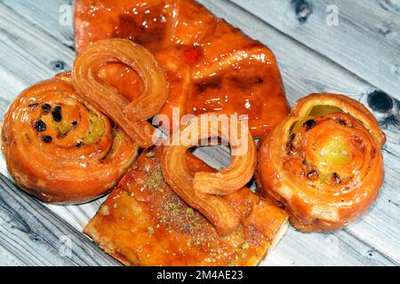Türkisches Churros Calka Tatlisi rundes Dessert, Apfelkuchen, Zimtbrötchen gesüßt mit Honig und Rosinen und gefüllt mit Vanillesahne und Stockfoto