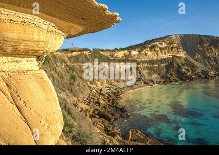 Sonnenaufgangslicht auf der erodierten Oberfläche der Klippen von Cama de Vaca, Faro District, Lagos, Portugal Stockfoto