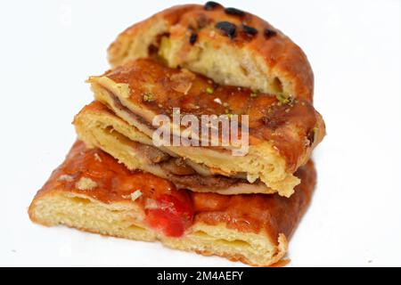 Hintergrund: Apfelkuchen gefüllt mit cremigem Apfel, Zimt und Honigsirup mit Zimtduft, gesüßt mit Honig und Rosinen und gefüllt Stockfoto