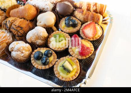 Auswahl an köstlichem und farbenfrohem Gebäck, zubereitet vom Konditor. Alle sehen lecker und entzückend aus. Perfekt für Partys. Tageslicht Stockfoto