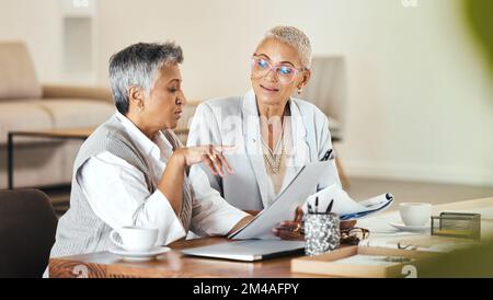 Partnerschaft, Dokumente und ältere Frauen, die für Planung, Denken und finanzielle Überprüfung im Amt sind. Geschäftsleute, Eigentümer und Senior B2B Stockfoto