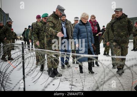 Lest, Slowakei. 20.. Dezember 2022. Christine Lambrecht (SPD), Bundesministerin für Verteidigung, besucht die deutschen Bundeswehrsoldaten, die in der Slowakei in der Bertinfanterie (LAST) stationiert sind. Die deutschen Soldaten in der Slowakei, die direkt an die Ukraine grenzt, sind Teil der Air Missile Defence Task Force und der multinationalen Kampfgruppe der NATO. Kredit: Kay Nietfeld/dpa/Alamy Live News Stockfoto