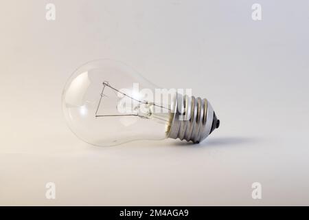 Glühlampe liegt auf weißem Hintergrund Stockfoto