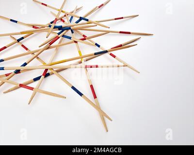 Mikado Brettspiel Mit Holzstäbchen. Verlaufender heller Hintergrund. Stockfoto