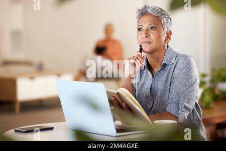 Büro-, Denker- und reife Frau mit Ideen für kreative Start-up-Unternehmen oder Terminplanung in Notebook am Schreibtisch. Freiberufler, Designer oder Stockfoto