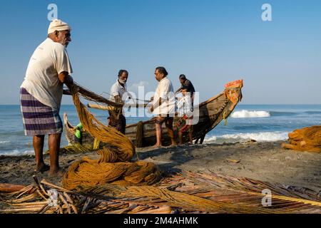 Angeln mit den alten Methoden ist harte Arbeit und wird immer noch in den kleinen Dörfern entlang der Küste um Varkala praktiziert Stockfoto