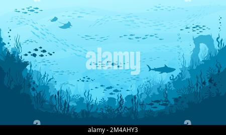 Unterwasserlandschaft. Manta und Hai, Algen und Korallen, Fischschaufelsilhouetten auf dem Meeresgrund. Vektorhintergrund mit Meeresvegetation und Tieren. Wasserlebewesen, aquatische Biodiversität, Meereslebewesen Stock Vektor