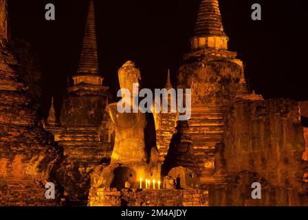 Nachtszene von Wat Phra Si Sanphet war der heiligste Tempel an der Stelle des alten Königspalastes in Thailands antiker Hauptstadt Ayutthaya, Thailand. Stockfoto