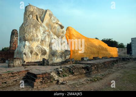 Großer Stoffbezug des liegenden Buddha von buddhistischen Mönchen im Wat Lokayasutharam , Ayutthaya Historical Park of Thailand in Ayutthaya, Thailand. Stockfoto